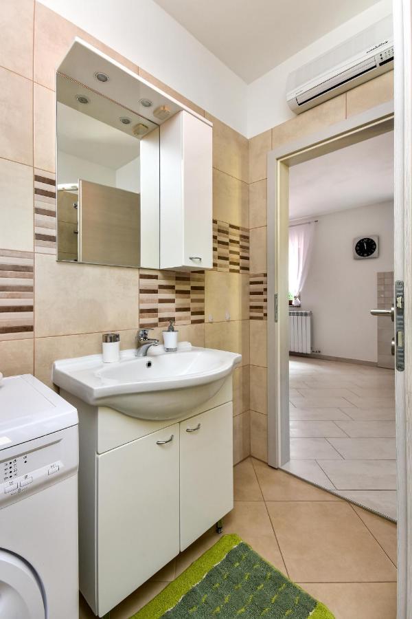 Apartman Koraca Roč Exterior foto